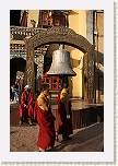 Bodhnath - Monjes budistas frente al Tsamchen Gompa