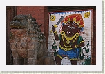 Patan - Mural y león de piedra en la fachada del Palacio Real