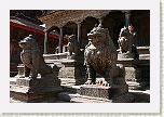 Patan - Estauas frente al templo de Krishna Mandir