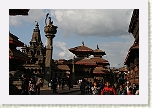 Patan - Vista de la Plaza Durbar con la estatua del rey Yoganarendra Malla y el templo de Krishna Mandir