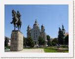 Targu Mures. La catedral ortodoxa y la estatua de Avram Lancu.